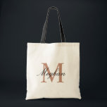 Elegant Ro Guld Personlig Monogram Tot Bag Tygkasse<br><div class="desc">Lägg till en något sofistikerad nyhet i dina vardagsbehov med den här elegant personligen ro-monogramsväskan i guldet. Med en chic, minimalistisk utformning med anpassningsbarnas monogram i ett fantastiskt ro guld hue, är väskan lika funktionell som snyggten. Oavsett om du är på väg till kontoret, kör ärenden eller mötesvänner för att...</div>