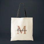 Elegant Ro Guld Personlig Monogram Tot Bag Tygkasse<br><div class="desc">Lägg till en något sofistikerad nyhet i dina vardagsbehov med den här elegant personligen ro-monogramsväskan i guldet. Med en chic, minimalistisk utformning med anpassningsbarnas monogram i ett fantastiskt ro guld hue, är väskan lika funktionell som snyggten. Oavsett om du är på väg till kontoret, kör ärenden eller mötesvänner för att...</div>
