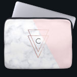 elegant ro guld trianglar vit marmor rosa laptop fodral<br><div class="desc">Modern geometrisk utformning med faux white marble och rosa färg block,  faux guld triangles.</div>