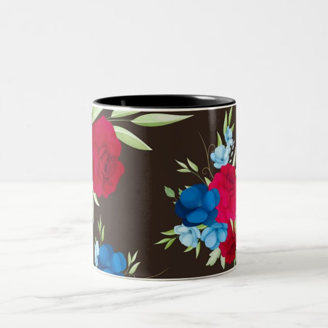 Elegant röd-blå blommönster på mörkbrun Två-Tonad mugg (Center)