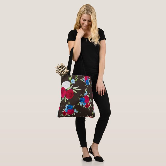 Elegant röd-blå blommönster på mörkbrun tygkasse (På modell)