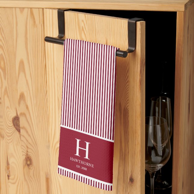 Elegant röd burgunderrandig monogramnamn kökshandduk (Thirds Fold)