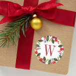 Elegant Röd jul Greenery Monogram andedräkt Runt Klistermärke<br><div class="desc">Helgdag dekal har en vacker kranddesign i julblad med grönt löv och röda bär ramar din rik röd monogram initial/brev.</div>