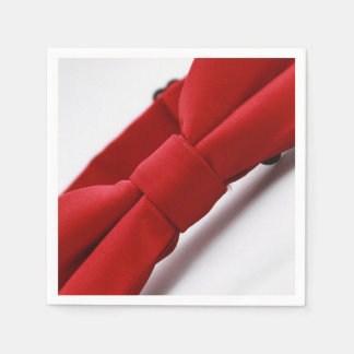 Elegant röd papper servett med slipsmotiv