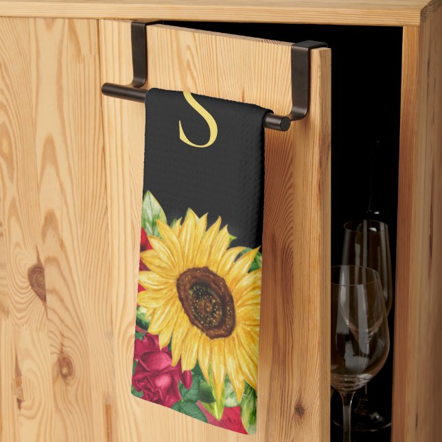 Elegant Röd ros Gult Solblommor Black Monogram Kökshandduk (Thirds Fold)