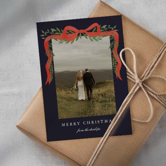 Elegant röd rosett med grönska Foto jul Julkort (Elegant red ribbon bow with greenery photo Christmas Holiday Cards.)