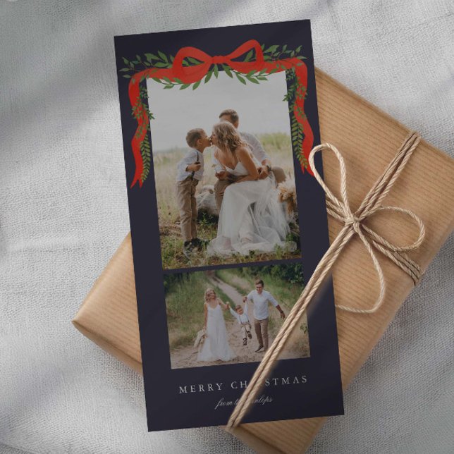 Elegant röd slinga med grönska 2 Foto jul Julkort (Elegant painted red bow ribbon with greenery 2 photo Christmas holiday cards.)