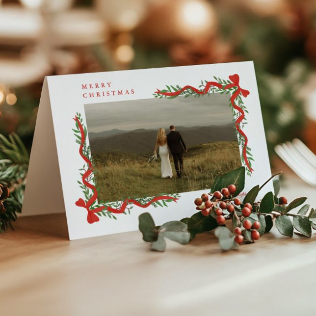 Elegant röd slinga med grönska Foto jul Helgkort (Elegant red ribbons with bows and greenery photo christmas holiday cards. )