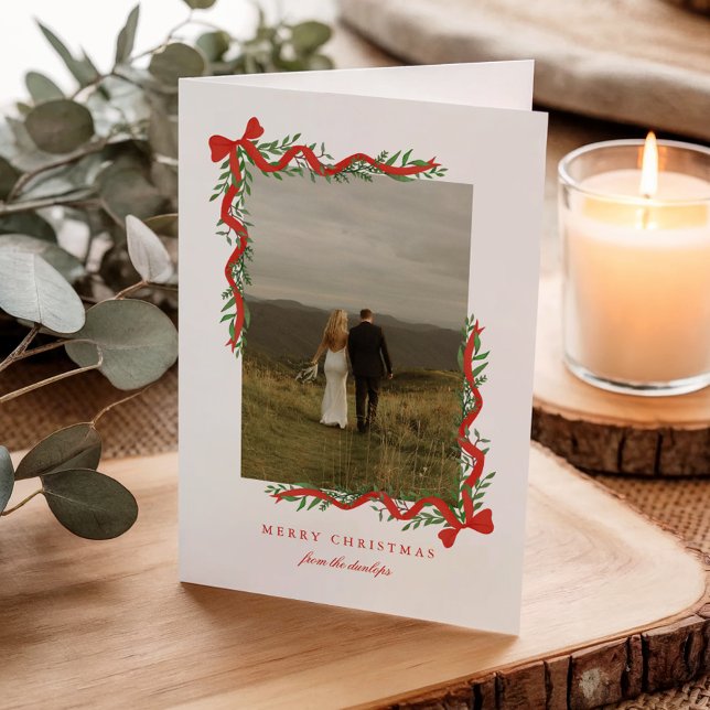 Elegant röd slinga med grönska Foto jul Helgkort (Elegant red ribbons with bows and greenery photo christmas holiday cards. )