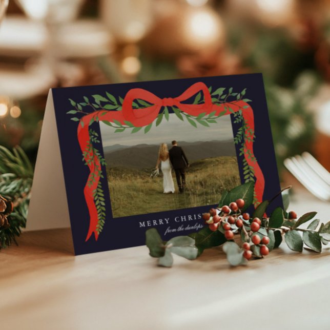 Elegant röd slinga med grönska Foto jul Helgkort (Elegant red ribbon bow with greenery photo Christmas holiday cards. )