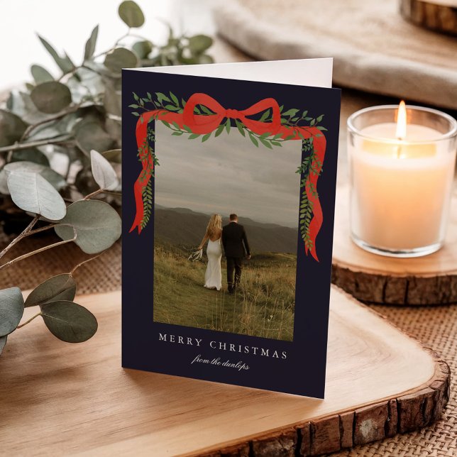 Elegant röd slinga med grönska Foto jul Helgkort (Elegant red ribbon bow with greenery photo Christmas holiday cards. )