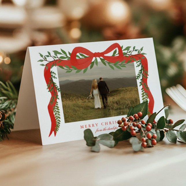 Elegant röd slinga med grönska Foto jul Helgkort (Elegant red ribbon with bow and greenery folded photo Christmas holiday cards. )