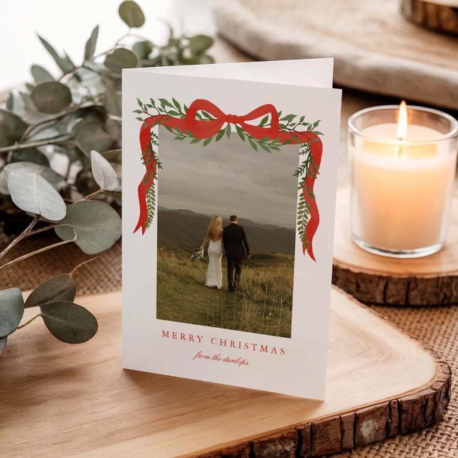 Elegant röd slinga med grönska Foto jul Helgkort (Elegant red ribbon with bow and greenery folded photo Christmas holiday cards. )