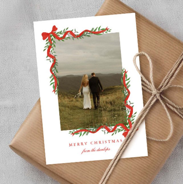Elegant röd slinga med grönska Foto jul Julkort (Elegant painterly red bows with greenery photo Christmas Cards.)