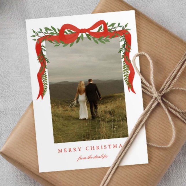 Elegant röd slinga med grönska Foto jul Julkort (Elegant red bow with greenery photo Christmas holiday cards.)