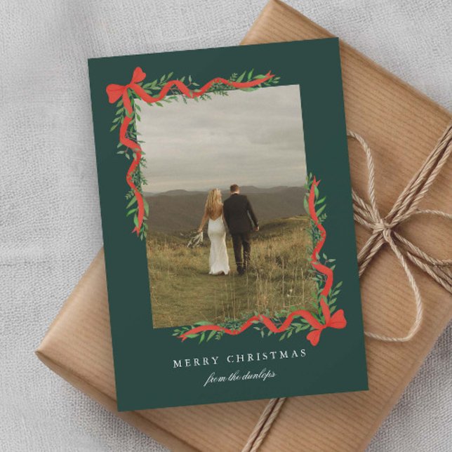 Elegant röd slinga med grönska Foto jul Julkort (Elegant red ribbon bows with greenery photo Christmas holiday cards.)