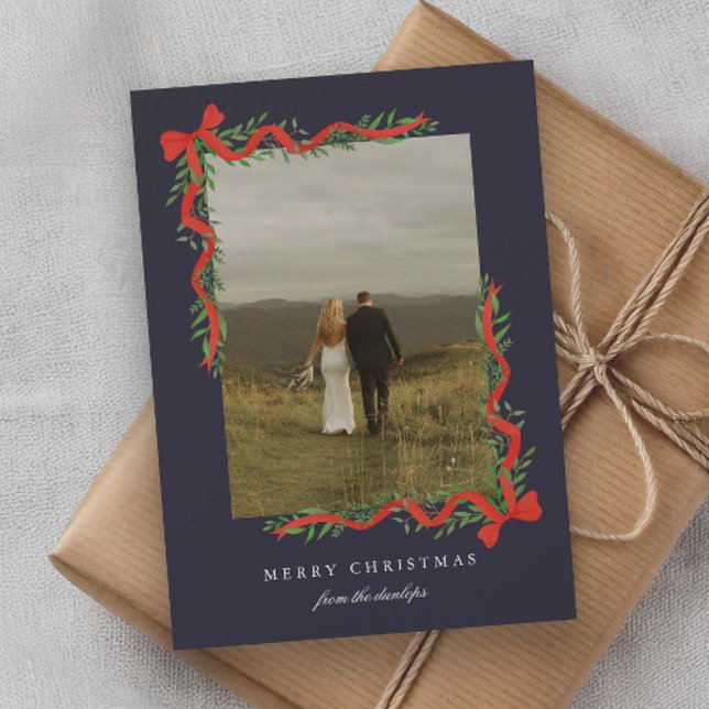Elegant röd slinga med grönska Foto jul Julkort (Elegant red ribbon bows with greenery photo Christmas holiday cards.)