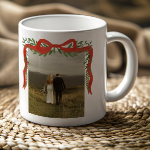 Elegant röd slinga med grönska Foto jul Kaffemugg