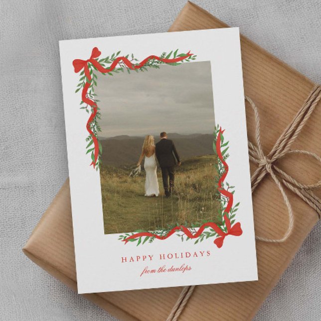 Elegant röd slinga med grönska Foto Julkort (Elegant red ribbon bows with greenery photo holiday cards.)