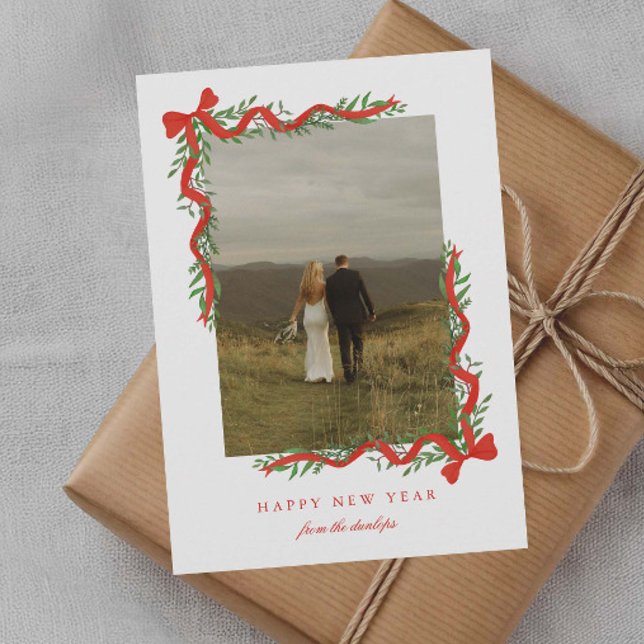 Elegant röd slinga med grönska Foto Nyår Julkort (Elegant red ribbon bows with greenery photo new year holiday cards.)