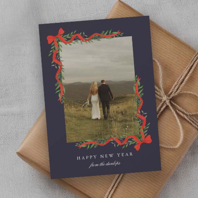 Elegant röd slinga med grönska Foto Nyår Julkort (Elegant red ribbon bows with greenery photo New Years cards.)