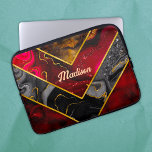 Elegant röd svart guld-geometrisk geometri laptop fodral<br><div class="desc">Elegant rött svart guld geometriskt laptop sleeve. Om du vill göra det speciellt i extra är det också monogrammat och personlig med namn eller initialer eller annan text du vill ha klickar du på länken "anpassa ytterligare" och användor verktygen för designen om du vill ändra designen. Vackert, modernt och coola...</div>