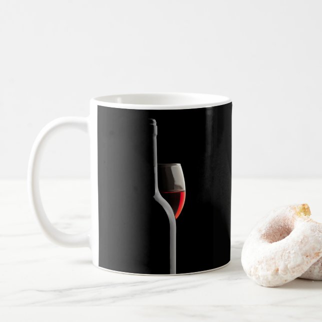 Elegant röd vinglas & flaska. Svart bakgrund Kaffemugg (Med munk)