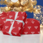 Elegant röd vit judisk menorah mönster Hanukkah Presentpapper<br><div class="desc">Elegant röd vit judisk menorah mönster enkel modern gåva som omsluter papper. Vit menorah mönster på röd bakgrund. Denna pappra förpackning är underbar för Hanukkah,  Chanukah,  pub mitzvah,  bat mitzvah,  shabbat och judiska Helgdagar.</div>