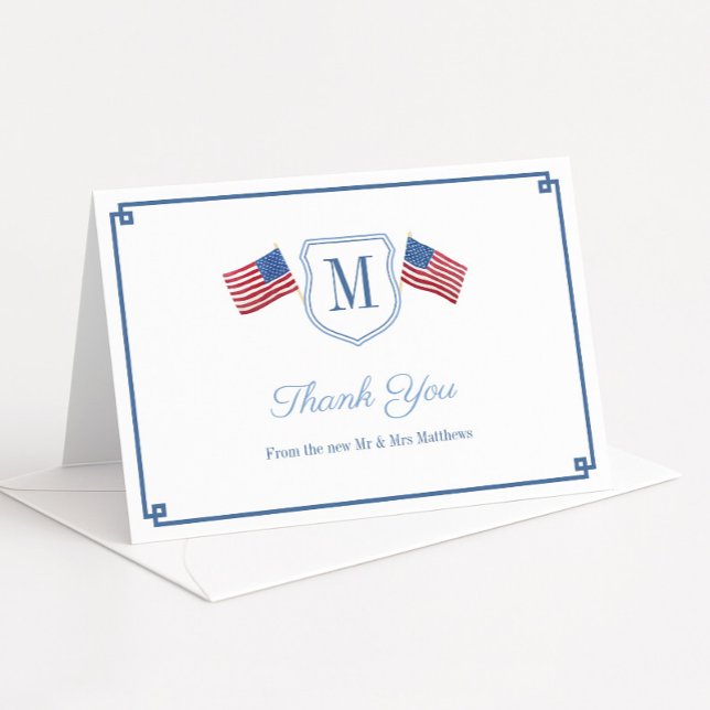 Elegant röd vit och blå monogramkam crest tack kort (Patriotic red white and blue thank you card design with a monogram crest featuring the American flag)