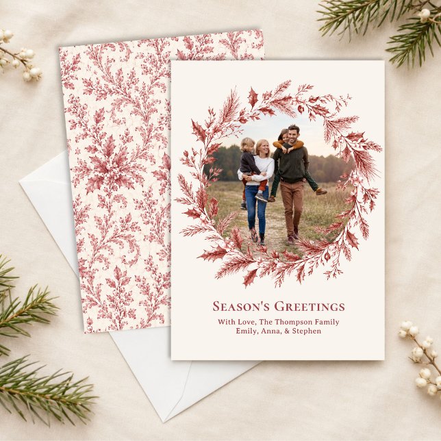 Elegant röda blad Foto Julkrans Julkort (Elegant red wreath Christmas card featuring one personalized family photo.)