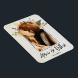 Elegant Romantic Blommigt Arch-skript, foto Bröllo Magnet<br><div class="desc">Elegant Romantic Blommigt Arch-skript Photo Bröllop Magnet. Perfekt för blommigten bröllop . Det finns utrymme för att lägga till ditt favoritfoto med blommigtens bakgrund och båge med bröllop-datum skrivet i ett formellt teckensnitt för eleganten. Gör en perfekt- eller bröllopsförmån för vänner och familj. Vackra romantiska peach gult blommigt bröllopsgåvor, men...</div>