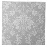Elegant Romantic Chic Blommigt Damask-Grått Kakelplatta<br><div class="desc">Elegantens vintage-inspirerade blommigt-dammdesign med monokrom,  lätt på mörk-pastellblommor av chic-grått,  lövliknande scrollsar och svampar av delikat lacy rosett band. Mönster är sömlöst och kan byggas upp eller ned.</div>