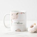 Elegant Romantic  Rosa Blommigt Bridesmaid Gift Kaffemugg<br><div class="desc">Enkel elegant, romantisk design har vattenfärgsblommor av rosa med mjukt färg och botaniska accenter. Personligen Bridesmaid Mugg är perfektens gåva som antingen en brud frieri eller tack för att du är min gåva. Välj ditt namn för att anpassa ditt mutade mugg. Matchande objekt är tillgängliga. Liknande formgivningar finns också att...</div>