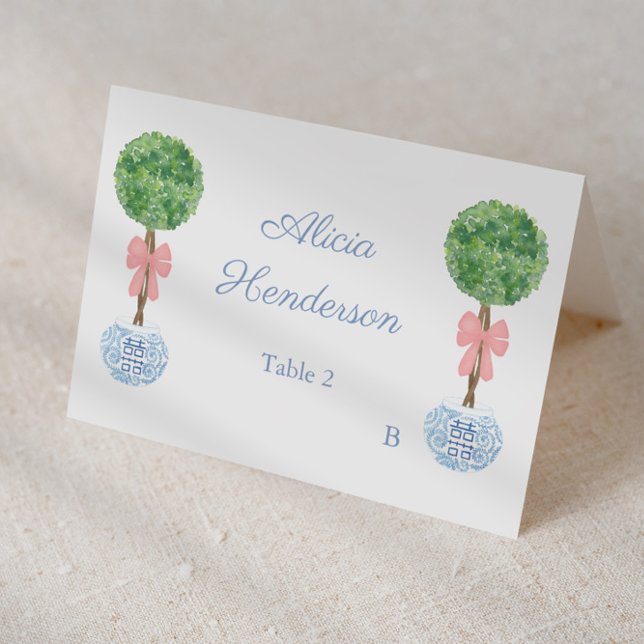 Elegant Rosa Båge Topiary Individuell Platskort Bordsnummer (Elegant place card design featuring watercolor boxwood topiary in a ginger jar planter and pink bow)