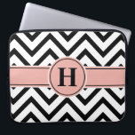 Elegant Rosa & Black Monogrammed Ro Guld Chevron Laptop Fodral<br><div class="desc">Skydda din bärbara dator i stil med en chic modern sleeve. Utformningen har svart och vit chevron zig-zag mönster, söt faux guld foil rand i rosa och svart, och ditt personlig monogram. Den här eleganten och trendiget fodral ger henne en snyggt.</div>