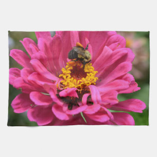 Elegant rosa blommande krysantemum tusenskönas bi kökshandduk