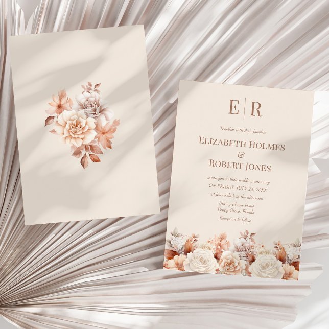 Elegant Rosa Blommig Monogram Bröllopsinbjudan Inbjudningar (Rose Gold Floral Mousse Monogram Wedding Invitation on a sunny neutral dry palm leaf.)