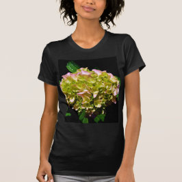 Elegant rosa blommigt för mjuk grönt t-shirt