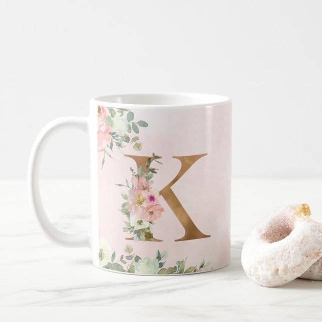 Elegant Rosa Blommigt Monogram K Kaffe Mugg (Med munk)