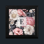 Elegant Rosa Blommigt Monogram Minnesask<br><div class="desc">En presentlåda för elegant rosa och grått blommigt. Anpassa den med ditt monogram först. Gör en roligt till födelsedag,  Valentines day eller möhippa. Designad av Blackberry Boulevard.</div>