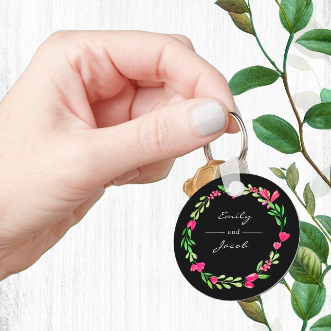 Elegant Rosa Blommigt Utandningsluft Namn par Nyckelring (Elegant Pink Floral Wreath Black Name of Couple Keychain)