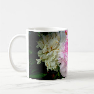 Elegant rosa, blommor av vit blommigt, persikor kaffemugg