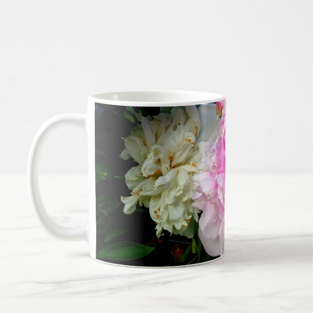 Elegant rosa, blommor av vit blommigt, persikor kaffemugg (Vänster)