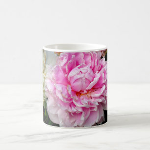 Elegant rosa, blommor av vit blommigt, persikor kaffemugg