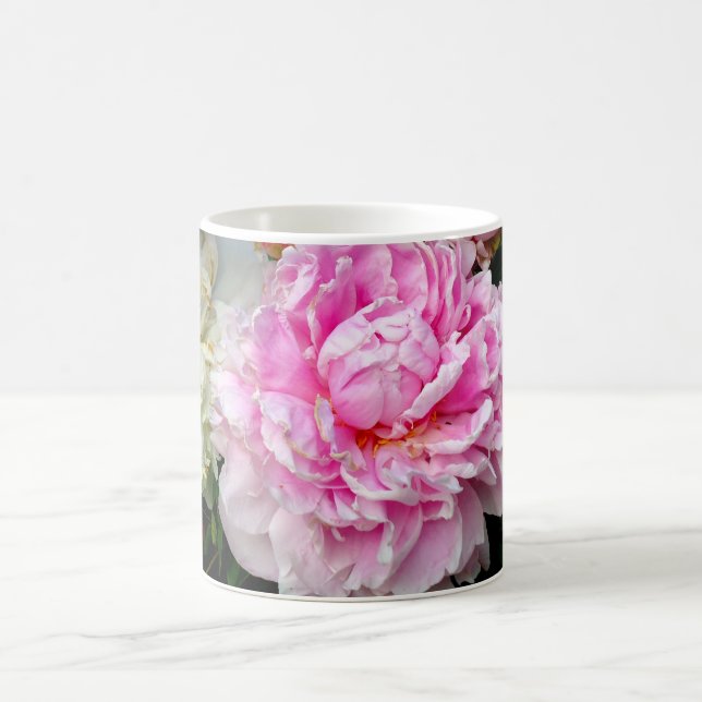 Elegant rosa, blommor av vit blommigt, persikor kaffemugg (Center)