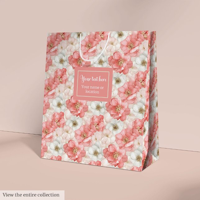 Elegant rosa blommor och gul monogrampresentpåse (Elegant pink flowers and gold monogram gift bag wrap)