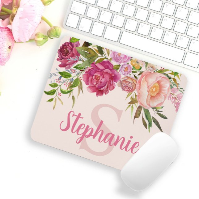 Elegant rosa blomstergrönska monogram namn initial musmatta (Skapare uppladdad)