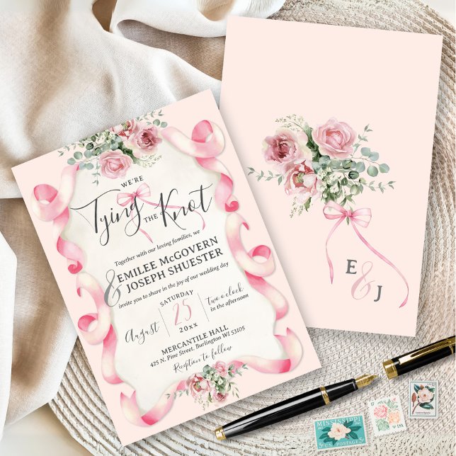 Elegant Rosa Bow Coquette Blommigt Monogram Bröllo Inbjudningar (We're tying the Knot Watercolor soft pink bow  Floral Monogram Coquette Elegant Wedding Invitation)