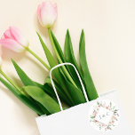 Elegant  Rosa Elfenbenskustens Blommigt Monogram B Runt Klistermärke<br><div class="desc">En elegant blommigt bukett av vattenfärgade  rosor och elfenben ro ram dessa vackra vår bröllop-klistermärken. De botaniska sprickorna av sage grönt eucalyptus löv dekorerar gräns som omger det vackra monogrammet initialer. En vacker personlig till ett trädgårdsbröllop under sommaren.</div>