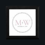 Elegant  Rosa Gift box för Bröllop i Monogram Minnesask<br><div class="desc">Elegant  Rosa Monogram med Black Milgrain gräns. Den prickade gräns påminner om milkorn,  som är en smyckesformad teknik som ofta används för förlovning och bröllop ringar. Mjölkornet gräns lägger både ett modernt och elegant stil till denna monogrammade keepsaklåda.</div>